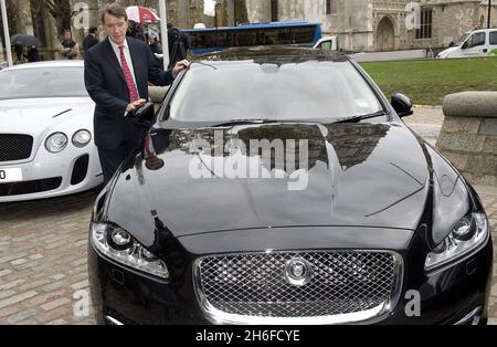 Il Segretario alle imprese Peter Mandelson è visto lasciare una conferenza automobilistica al QE2 Centre di Londra Foto Stock