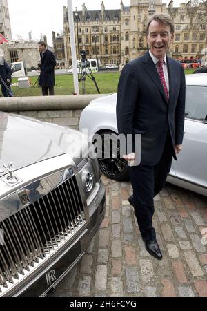 Il Segretario alle imprese Peter Mandelson è visto lasciare una conferenza automobilistica al QE2 Centre di Londra Foto Stock