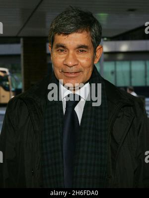 Dentista e figlio condannati per abuso di informazioni privilegiate - Neel Akash Uberoi, 62, e suo figlio Matthew Uberoi, 24, entrambi di Kenley a Surrey, giungono oggi pomeriggio alla corte della Corona di Southwark per essere condannati a 12 conteggi di abuso di informazioni privilegiate relative alla proprietà di azioni dopo Matteo, Su un collocamento con il broker Hoare Govett, passato e-mail a suo padre utilizzando cibo cinese come codice per le informazioni di affare di acquisto che Neel poi utilizzato per acquistare e vendere azioni Picture Shows: Neel Akash Uberoi Foto Stock