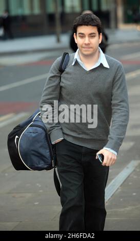 Dentista e figlio condannati per abuso di informazioni privilegiate - Neel Akash Uberoi, 62, e suo figlio Matthew Uberoi, 24, entrambi di Kenley a Surrey, giungono oggi pomeriggio alla corte della Corona di Southwark per essere condannati a 12 conteggi di abuso di informazioni privilegiate relative alla proprietà di azioni dopo Matteo, Su un collocamento con il mediatore Hoare Govett, ha passato le email a suo padre usando il cibo cinese come codice per le informazioni di affare di acquisto che Neel allora ha usato per comprare e vendere le parti immagini mostra: Matthew Uberoi Foto Stock