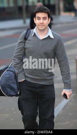 Dentista e figlio condannati per abuso di informazioni privilegiate - Neel Akash Uberoi, 62, e suo figlio Matthew Uberoi, 24, entrambi di Kenley a Surrey, giungono oggi pomeriggio alla corte della Corona di Southwark per essere condannati a 12 conteggi di abuso di informazioni privilegiate relative alla proprietà di azioni dopo Matteo, Su un collocamento con il mediatore Hoare Govett, ha passato le email a suo padre usando il cibo cinese come codice per le informazioni di affare di acquisto che Neel allora ha usato per comprare e vendere le parti immagini mostra: Matthew Uberoi Foto Stock