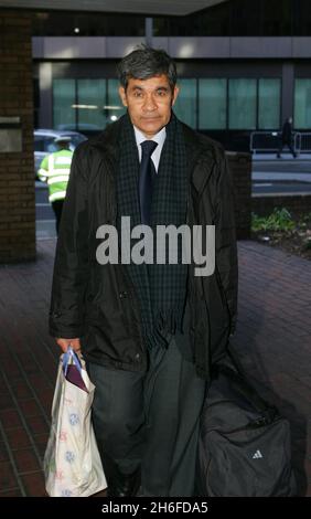 Dentista e figlio condannati per abuso di informazioni privilegiate - Neel Akash Uberoi, 62, e suo figlio Matthew Uberoi, 24, entrambi di Kenley a Surrey, giungono oggi pomeriggio alla corte della Corona di Southwark per essere condannati a 12 conteggi di abuso di informazioni privilegiate relative alla proprietà di azioni dopo Matteo, Su un collocamento con il broker Hoare Govett, passato e-mail a suo padre utilizzando cibo cinese come codice per le informazioni di affare di acquisto che Neel poi utilizzato per acquistare e vendere azioni Picture Shows: Neel Akash Uberoi Foto Stock