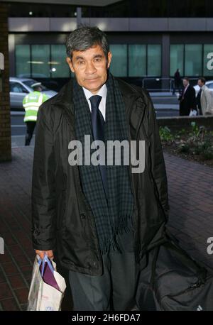 Dentista e figlio condannati per abuso di informazioni privilegiate - Neel Akash Uberoi, 62, e suo figlio Matthew Uberoi, 24, entrambi di Kenley a Surrey, giungono oggi pomeriggio alla corte della Corona di Southwark per essere condannati a 12 conteggi di abuso di informazioni privilegiate relative alla proprietà di azioni dopo Matteo, Su un collocamento con il broker Hoare Govett, passato e-mail a suo padre utilizzando cibo cinese come codice per le informazioni di affare di acquisto che Neel poi utilizzato per acquistare e vendere azioni Picture Shows: Neel Akash Uberoi Foto Stock