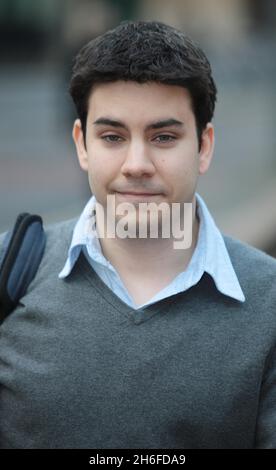 Dentista e figlio condannati per abuso di informazioni privilegiate - Neel Akash Uberoi, 62, e suo figlio Matthew Uberoi, 24, entrambi di Kenley a Surrey, giungono oggi pomeriggio alla corte della Corona di Southwark per essere condannati a 12 conteggi di abuso di informazioni privilegiate relative alla proprietà di azioni dopo Matteo, Su un collocamento con il mediatore Hoare Govett, ha passato le email a suo padre usando il cibo cinese come codice per le informazioni di affare di acquisto che Neel allora ha usato per comprare e vendere le parti immagini mostra: Matthew Uberoi Foto Stock