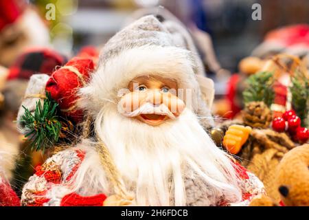 Bambola Babbo Natale colorata in costume rosso con barba bianca lunga. Natale e Capodanno tradizionale decorazioni concetto. Foto Stock