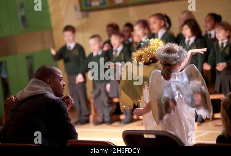 Gli alunni di una scuola londinese avevano una vera stella da seguire nel loro gioco di natività, quando un ex allievo che andava a star in Doctor che cadde come direttore. Noel Clarke, che ha suonato Mickey Smith nello spettacolo fantascientista, è tornato alla St Clement e alla St James CE School di Londra, per dare ai giovani attori qualche consiglio prima della loro grande performance. Il bambino di 34 anni partecipa al progetto The Sky Movies Natività per il canale di Natale Sky Movies, che trasmetterà il presepe scolastico la vigilia di Natale alle 18:00. Foto Stock