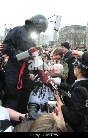 Più di 3000 fotografi hanno partecipato a un raduno fotografico di massa a Trafalgar Square, Londra, in difesa della fotografia di strada. A seguito di una serie di detenzioni di alto profilo da parte della polizia, ai sensi della sezione 44 dell'atto terroristico, i fotografi hanno ritenuto che fosse giunto il momento di un'affluenza di massa di professionisti e dilettanti per difendere i loro diritti e fermare l'abuso delle leggi del terrore. Foto Stock