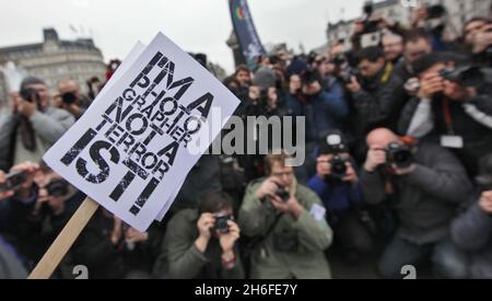 Più di 3000 fotografi hanno partecipato a un raduno fotografico di massa a Trafalgar Square, Londra, in difesa della fotografia di strada. A seguito di una serie di detenzioni di alto profilo da parte della polizia, ai sensi della sezione 44 dell'atto terroristico, i fotografi hanno ritenuto che fosse giunto il momento di un'affluenza di massa di professionisti e dilettanti per difendere i loro diritti e fermare l'abuso delle leggi del terrore. Foto Stock