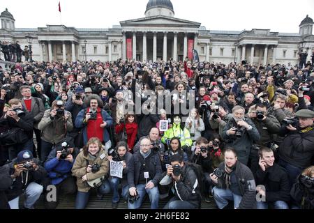 Più di 3000 fotografi hanno partecipato a un raduno fotografico di massa a Trafalgar Square, Londra, in difesa della fotografia di strada. A seguito di una serie di detenzioni di alto profilo da parte della polizia, ai sensi della sezione 44 dell'atto terroristico, i fotografi hanno ritenuto che fosse giunto il momento di un'affluenza di massa di professionisti e dilettanti per difendere i loro diritti e fermare l'abuso delle leggi del terrore. Foto Stock