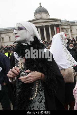 Più di 3000 fotografi hanno partecipato a un raduno fotografico di massa a Trafalgar Square, Londra, in difesa della fotografia di strada. A seguito di una serie di detenzioni di alto profilo da parte della polizia, ai sensi della sezione 44 dell'atto terroristico, i fotografi hanno ritenuto che fosse giunto il momento di un'affluenza di massa di professionisti e dilettanti per difendere i loro diritti e fermare l'abuso delle leggi del terrore. Foto Stock