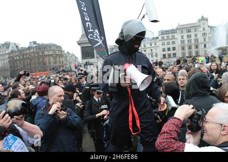 Più di 3000 fotografi hanno partecipato a un raduno fotografico di massa a Trafalgar Square, Londra, in difesa della fotografia di strada. A seguito di una serie di detenzioni di alto profilo da parte della polizia, ai sensi della sezione 44 dell'atto terroristico, i fotografi hanno ritenuto che fosse giunto il momento di un'affluenza di massa di professionisti e dilettanti per difendere i loro diritti e fermare l'abuso delle leggi del terrore. Foto Stock