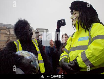 Più di 3000 fotografi hanno partecipato a un raduno fotografico di massa a Trafalgar Square, Londra, in difesa della fotografia di strada. A seguito di una serie di detenzioni di alto profilo da parte della polizia, ai sensi della sezione 44 dell'atto terroristico, i fotografi hanno ritenuto che fosse giunto il momento di un'affluenza di massa di professionisti e dilettanti per difendere i loro diritti e fermare l'abuso delle leggi del terrore. Foto Stock