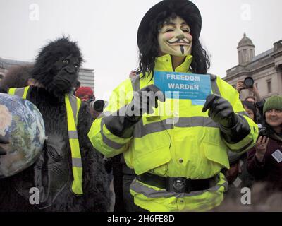 Più di 3000 fotografi hanno partecipato a un raduno fotografico di massa a Trafalgar Square, Londra, in difesa della fotografia di strada. A seguito di una serie di detenzioni di alto profilo da parte della polizia, ai sensi della sezione 44 dell'atto terroristico, i fotografi hanno ritenuto che fosse giunto il momento di un'affluenza di massa di professionisti e dilettanti per difendere i loro diritti e fermare l'abuso delle leggi del terrore. Foto Stock