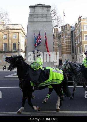 A Whitehall sono stati messi in atto ulteriori punti di controllo della polizia e della sicurezza prima dell'arrivo del Segretario di Stato americano Hilary Clinton. Foto Stock