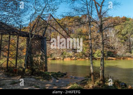 Il vecchio ponte si adagia sul trenino non più in binari di servizio, ormai abbandonati e arrugginito si siede su un pilastro di cemento che attraversa il Chattahoochee Foto Stock