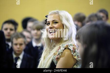 La cantante Pixie Lott suona alla sua vecchia scuola, Brentwood County High School in Essex, per la campagna del Dipartimento per i Bambini, le scuole e le famiglie Tune in - anno della musica. Foto Stock