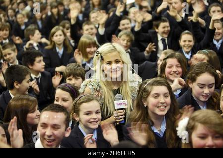 La cantante Pixie Lott suona alla sua vecchia scuola, Brentwood County High School in Essex, per la campagna del Dipartimento per i Bambini, le scuole e le famiglie Tune in - anno della musica. Foto Stock