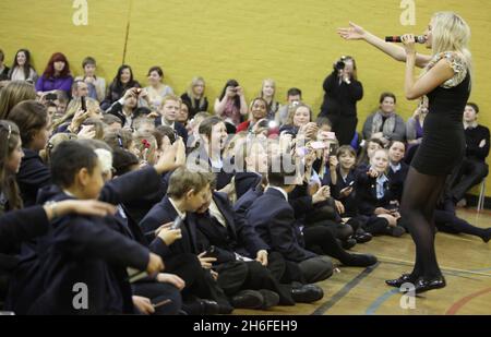 La cantante Pixie Lott suona alla sua vecchia scuola, Brentwood County High School in Essex, per la campagna del Dipartimento per i Bambini, le scuole e le famiglie Tune in - anno della musica. Foto Stock