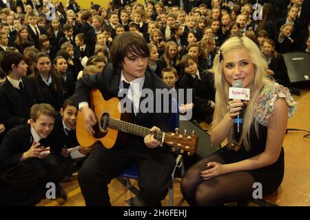 La cantante Pixie Lott suona alla sua vecchia scuola, Brentwood County High School in Essex, per la campagna del Dipartimento per i Bambini, le scuole e le famiglie Tune in - anno della musica. Foto Stock