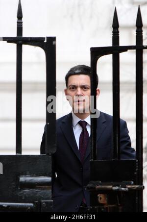 Il Segretario degli Esteri David Miliband arriva alla riunione del gabinetto a Downing Street Foto Stock