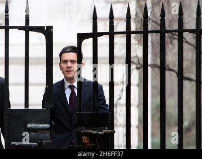 Il Segretario degli Esteri David Miliband arriva alla riunione del gabinetto a Downing Street Foto Stock