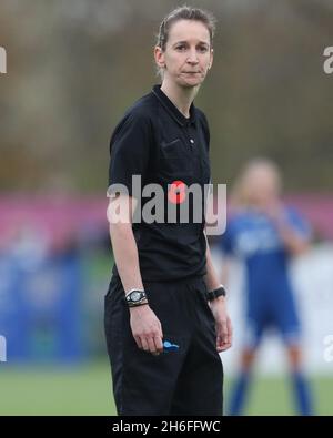 DURHAM CITY, GBR. 14 NOVEMBRE partita Referee Helen Conely durante la partita di campionato femminile fa tra il Durham Women FC e Liverpool al Maiden Castle, Durham City, domenica 14 novembre 2021. (Credit: Mark Fletcher | MI News) Credit: MI News & Sport /Alamy Live News Foto Stock