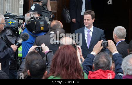 Nick Clegg, leader del partito liberal-democratico, è visto arrivare ad un evento cittadino britannico che si tiene presso la Methodist Central Hall di Londra Foto Stock