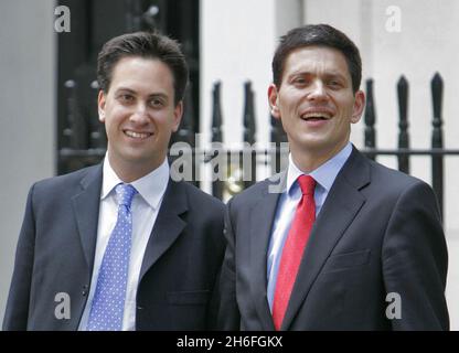 Immagine del file datata 28/06/07 di ed e David Miliband raffigurata in Downing Street. Ed Miliband si oppone a suo fratello David nel concorso di leadership laburista. Foto Stock