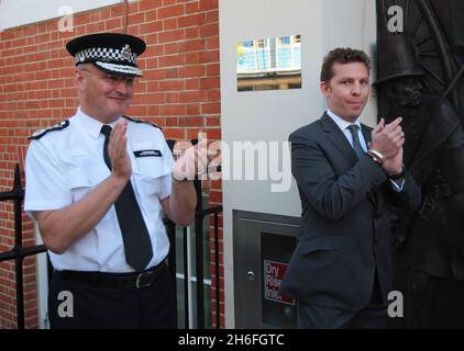 Nick Candy e il commissario metropolitano della polizia Sir Paul Stephenson hanno illustrato oggi gli edifici abitativi di Peel a Pimlico, Londra Foto Stock