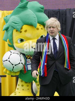 Il sindaco di Londra Boris Johnson dà il benvenuto all'inizio della Coppa del mondo FIFA accanto a Zakumi, la Mascot ufficiale della Coppa del mondo 2010 con bambini locali a Trafalgar Square, Londra Foto Stock