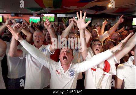 Gli appassionati di calcio inglesi celebrano il primo gol inglese allo Sports Cafe di Londra Haymarket questo pomeriggio Foto Stock