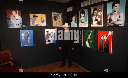 L'attore di Hollywood Tony Curtis è morto all'età di 85 anni, secondo i rapporti negli Stati Uniti. Mostre fotografiche: Curtis lancia la sua collezione d'arte 'Photo Giclees' ad Harrods a Londra il 22 maggio 1999 Foto Stock