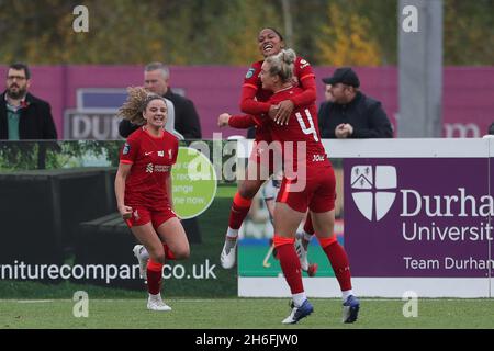 DURHAM CITY, GBR. 14 NOVEMBRE i Taylor Hinds e Rhiannon Roberts di Liverpool celebrano il loro primo goal durante la partita del campionato delle donne fa tra il Durham Women FC e Liverpool al Maiden Castle di Durham City domenica 14 novembre 2021. (Credit: Mark Fletcher | MI News) Credit: MI News & Sport /Alamy Live News Foto Stock