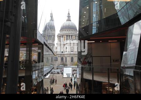 Ai londinesi è stata offerta una vista incredibile della cattedrale di St Paul e dello skyline di Londra quando la terrazza sul tetto di One New Change è stata aperta oggi. Il primo grande centro commerciale della città di Londra, progettato dall'architetto francese Jean Nouve, offre ora una nuova piattaforma panoramica di Londra, l'ultima nel 2000 con l'apertura del Millennium Bridge. Foto Stock