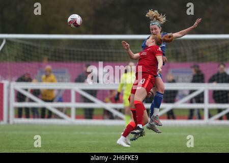 DURHAM CITY, GBR. 14 NOVEMBRE Durham Women's Dee Bradley contesta un header con Rachel Furness di Liverpool durante la partita del campionato femminile fa tra il Durham Women FC e Liverpool al Maiden Castle di Durham City domenica 14 novembre 2021. (Credit: Mark Fletcher | MI News) Credit: MI News & Sport /Alamy Live News Foto Stock