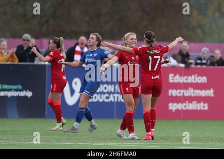 DURHAM CITY, GBR. 14 NOVEMBRE il Melissa Lawley di Liverpool e Carla Humphrey festeggiano al fischio finale durante la partita del campionato delle donne fa tra il Durham Women FC e Liverpool al Maiden Castle di Durham City domenica 14 novembre 2021. (Credit: Mark Fletcher | MI News) Credit: MI News & Sport /Alamy Live News Foto Stock