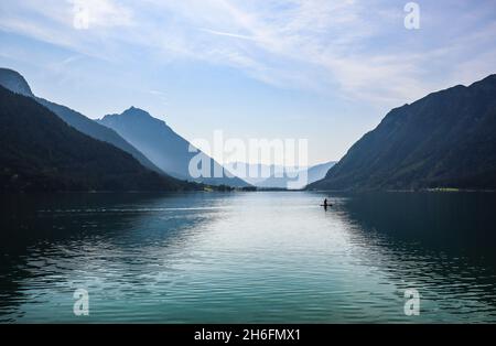 Tranquillo scenario del Lago di Achen in Tirolo. Bella vista di Achensee con montagne in Austria natura. Foto Stock