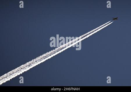 Berlino, Germania. 9 ottobre 2021. Un aereo di linea commerciale percorri un lungo contrail nel cielo blu. Credit: Soeren Stache/dpa-Zentralbild/ZB/dpa/Alamy Live News Foto Stock