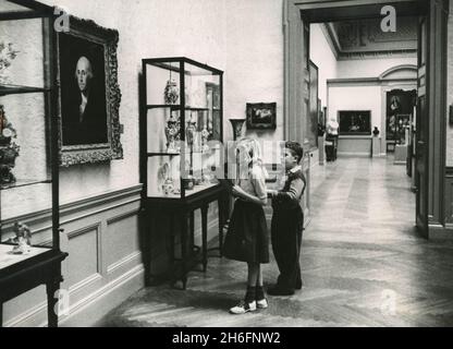 Due bambini della scuola di Baltimora ammirano il ritratto di George Washington dell'artista americano Gilbert Stuart, nella galleria d'arte di Walters, USA 1955 Foto Stock