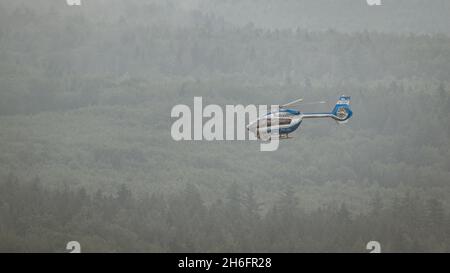 Elicottero della polizia di Baden Württemberg durante un volo attraverso la Foresta Nera Foto Stock