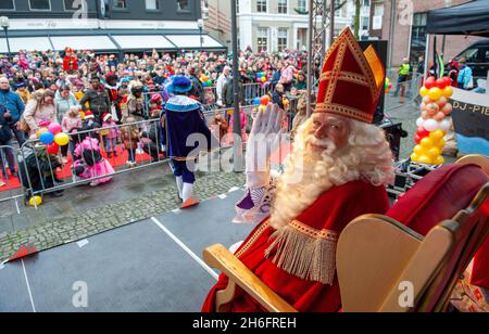 ENSCHEDE, PAESI BASSI - 13 NOVEMBRE 2021: L'olandese Babbo Natale chiamato 'Sinterklaas' sta arrivando in città. Quest'anno è seduto su una sedia di fronte Foto Stock