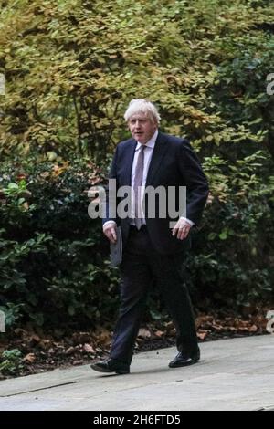 Westminster, Londra, Regno Unito. 15 Nov 2021. Il primo ministro britannico Boris Johnson lascia un briefing stampa con Chris Whitty e Patrick Vallance, e poco dopo esce 10 Downing Street per essere guidato al Parlamento. Credit: Imagplotter/Alamy Live News Foto Stock