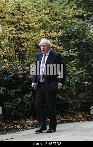 Westminster, Londra, Regno Unito. 15 Nov 2021. Il primo ministro britannico Boris Johnson lascia un briefing stampa con Chris Whitty e Patrick Vallance, e poco dopo esce 10 Downing Street per essere guidato al Parlamento. Credit: Imagplotter/Alamy Live News Foto Stock