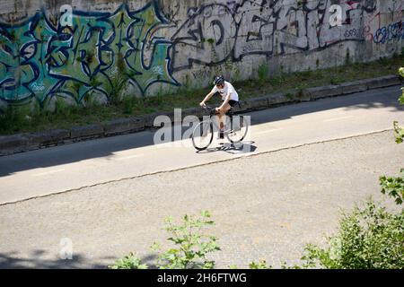 Pedalando lungo il Tevere, Roma, Italia Foto Stock