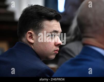 Kenosha, Wisconsin, Stati Uniti. 15 Nov 2021. Kyle Rittenhouse ascolta come gli avvocati e il giudice parlano di istruzioni della giuria presso il tribunale della contea di Kenosha, Wisconsin, lunedì 15 novembre 2021. (Credit Image: © Sean Krajacic/The Kenosha News-POOL via ZUMA Press Wire) Foto Stock