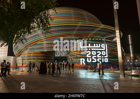 11.14.2021 - Dubai, Emirati Arabi Uniti - il Padiglione colorato della Russia nell'Expo 2020 il quartiere della mobilità di notte un evento globale sulla sostenibilità e l'innovazione futura" Foto Stock