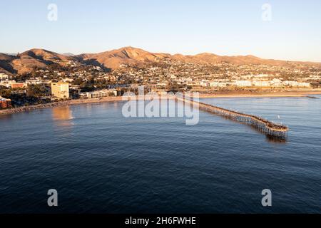 Vista aerea del molo di Ventura lungo la costa del Pacifico della California meridionale al tramonto Foto Stock