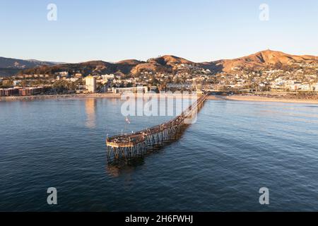 Vista aerea del molo di Ventura lungo la costa del Pacifico della California meridionale al tramonto Foto Stock