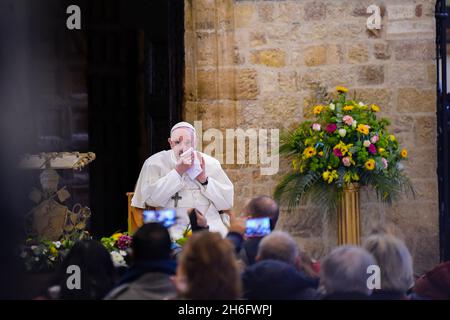 Assisi, Italia. 12 novembre 2021. (11/12/2021) Papa Francesco partecipa ad un incontro con i poveri nella Basilica di Santa Maria degli Angeli, vicino Assisi. Papa Francesco si recò ad Assisi il 12 novembre 2021 per un incontro privato con i poveri, in preparazione della Giornata Mondiale dei poveri. (Foto di Riccardo Fabi/Pacific Press/Sipa USA) Credit: Sipa USA/Alamy Live News Foto Stock