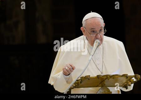 Assisi, Italia. 12 novembre 2021. (11/12/2021) Papa Francesco partecipa ad un incontro con i poveri nella Basilica di Santa Maria degli Angeli, vicino Assisi. Papa Francesco si recò ad Assisi il 12 novembre 2021 per un incontro privato con i poveri, in preparazione della Giornata Mondiale dei poveri. (Foto di Riccardo Fabi/Pacific Press/Sipa USA) Credit: Sipa USA/Alamy Live News Foto Stock